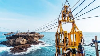 Pantai Timang, Uji Nyali Naik Gondola Kayu di Atas Ganasnya Ombak Gunungkidul