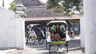 Sehari Ala Abdi Dalem Keraton Yogyakarta: Berbusana Peranakan, Belajar Trap Sila, hingga Nyungging Batik