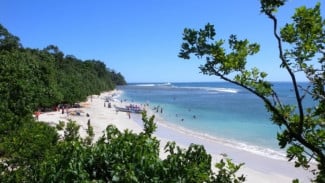 Menyusuri Pantai Barat hingga Cagar Alam, Pangandaran Menyimpan Gua, Satwa, dan Ikan Bakar yang Menggoda