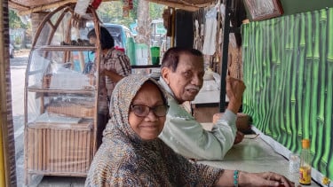 WISATA KULINER: Lontong Balap Ayabarus Neng Rini, Segar Dinikmati di ...