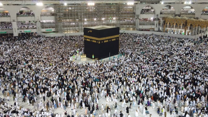 Jemaah Haji sedang Tawaf di Ka'bah