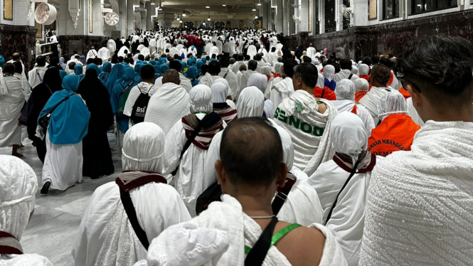 Jemaah Haji sedang Melaksanakan Sa'i dari Bukit Shafa ke Marwah