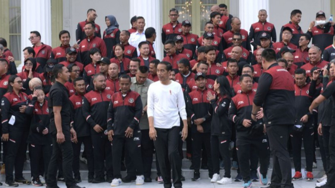 Presiden Jokowi bersama para atlet, pelatih, dan asisten pelatih