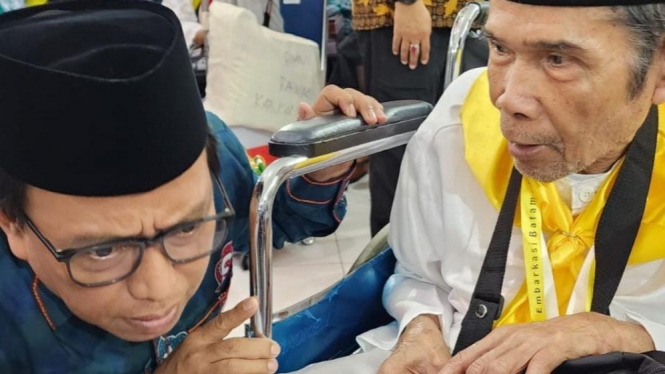 Direktur Bina Haji  Arsad Hidayat (KIRI)