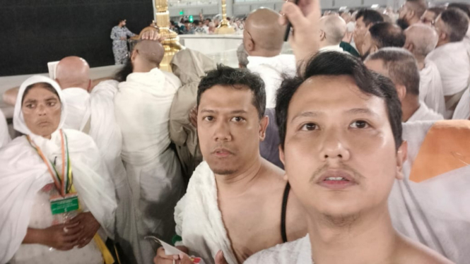 Jemaah Haji Indonesia sedang Melakukan Tawaf