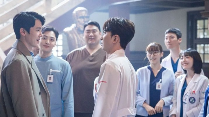 Staf Rumah Sakit Doldam Menyambut Kang Dong-Joo