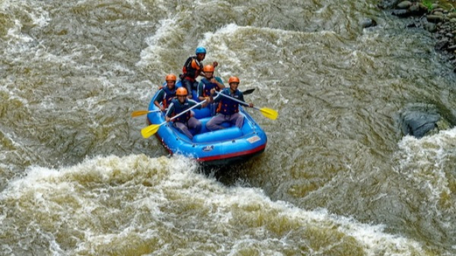 Rafting di Sungai Aliran Deras