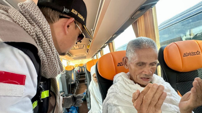 Petugas Membimbing Jemaah Haji Lansia Niat Umrah di Bir Ali