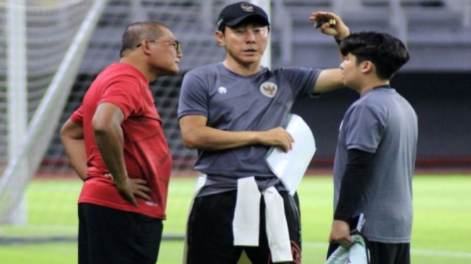 Manajer Timnas Indonesia Sumardji bersama pelatih Shin Tae Yong