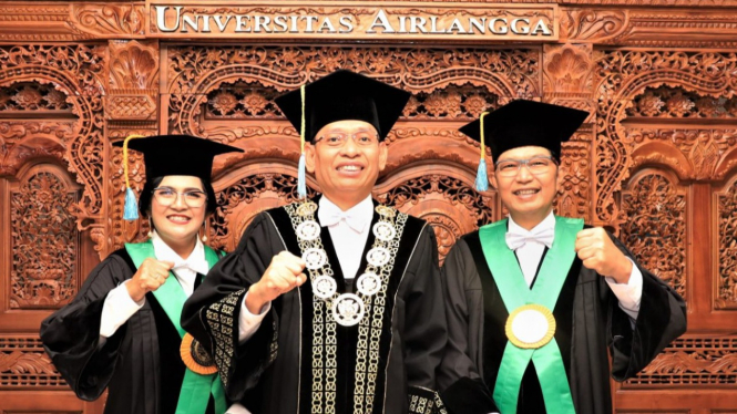 Rektor UNAIR Bersama Pasangan Suami Istri Prof. Gatot dan Prof. Laksmi