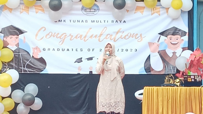 Kepala SMK Tunas Multi Raya, Depok, Siti Kamijah, M.Pd.