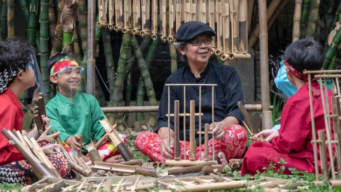 Belajar Angklung