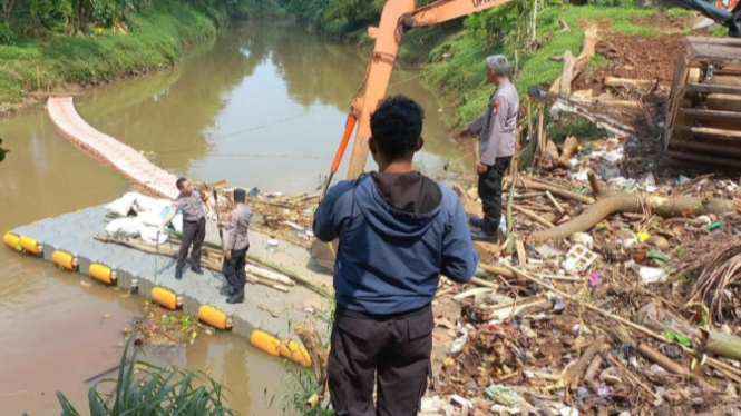 Jasad Pria di Tumpukan Sampah di Kali Pesanggrahan, Jakarta Selatan