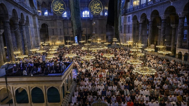 Suasana Sholat Id di Masjid Hagia Sophia Turki