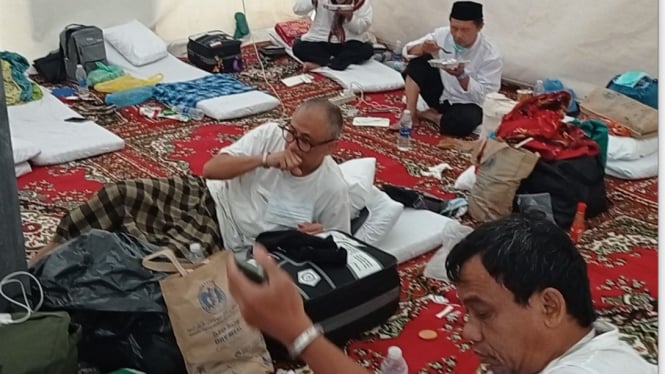 Suasana Jemaah Haji dalam Tenda di Mina Tahun 2022