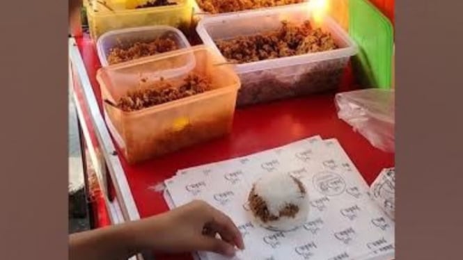 Nasi Gigit lengkap dengan Lauk sedang Dibungkus