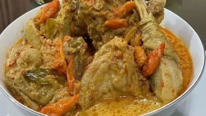 Ayam Bumbu Rujak yang Menggunakan Cabai Rawit Utuh