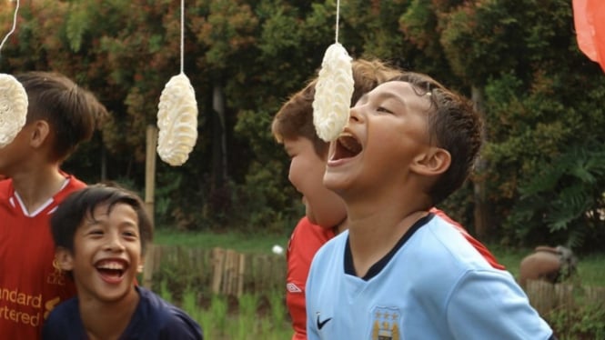 Lomba makan kerupuk anak-anak