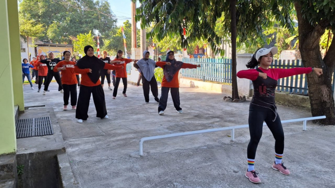 Senam di halaman samping kantor BPSI LHK Makassar