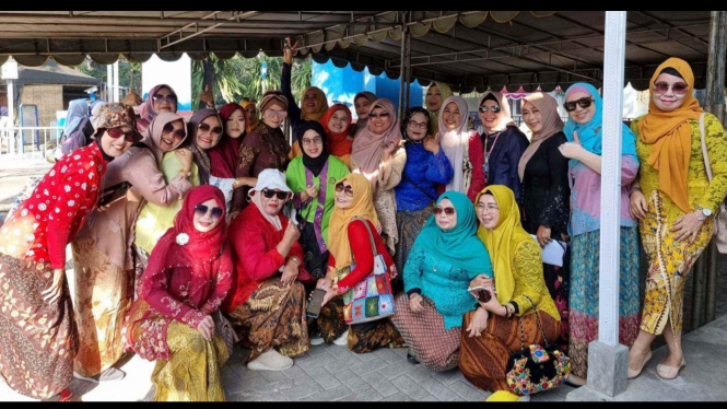 wanita berkebaya