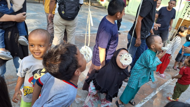 Lomba makan kerupuk di halaman kantor BPSI LHK Makassar