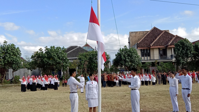 Petugas Bendera dari Unitri