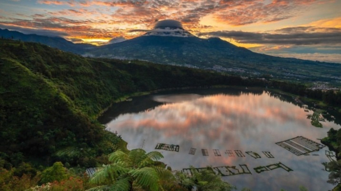 Telaga Menjer dengan Latar Belakang Gunung Sindoro