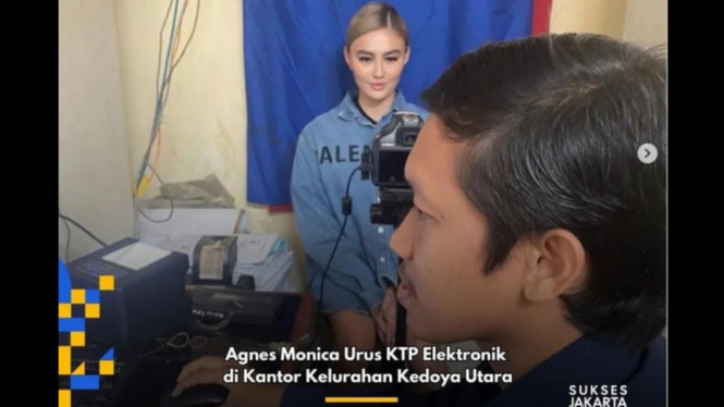 Agnez Mo Bikin KTP Elektronik di Kantor Kelurahan Kedoya Utara