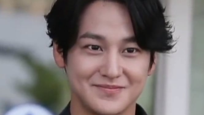 Siapa yang Tak Kesengsem dengan Senyum Manis Kim Bum?