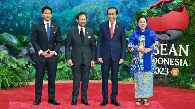 Pangeran Mateen foto bersama dengan Presiden Jokowi
