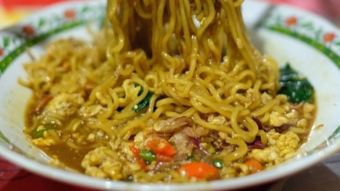 Indomie Goreng Paling Enak dengan Irisan Cabai Rawit