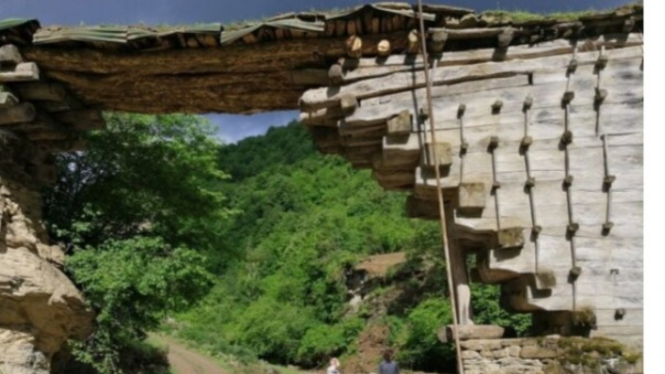 Jembatan Kayu Kuno yang Berdiri Berabad-abad