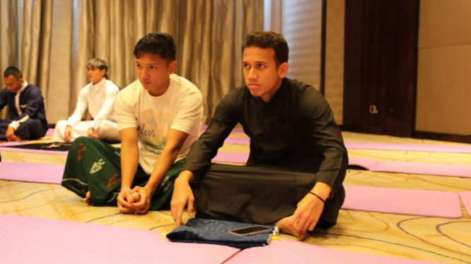 Egy Maulana Vikri Menunaikan Salat Jumat di China