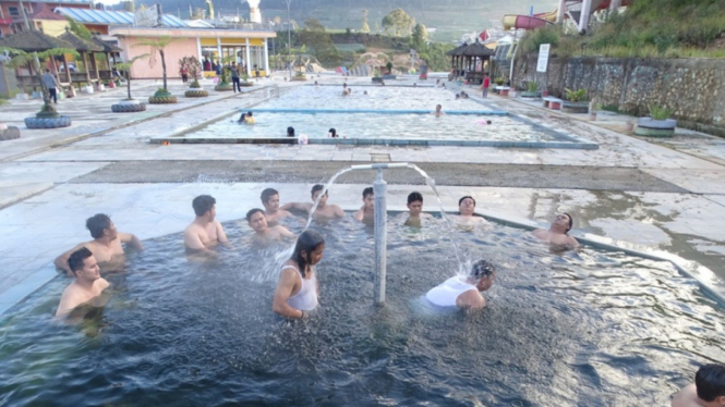 Sensasi Mandi dan Berendam di Kolam Air Panas Alami di Dieng