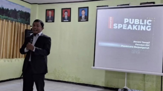 Pelatihan public speaking oleh Bapak Hairil M Anwar
