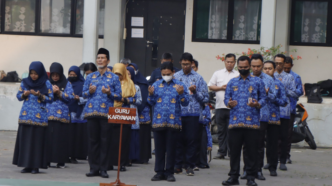 Guru dan Karyawan SMK Negeri 64 Jakarta