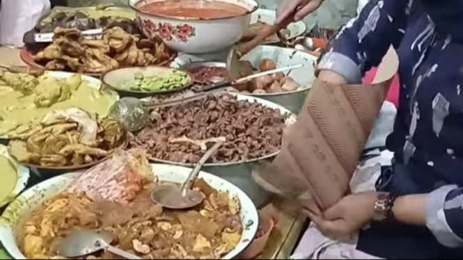 Berderet Hidangan Gudeg Koyor Lengkap