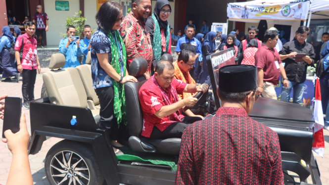 Bupati Semarang Jajal Mobil Listrik Bikinan SMK Negeri 1 Tengaran