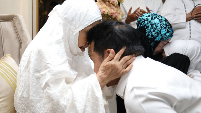 Muhaimin Iskandar saat Sungkem pada Ibundanya