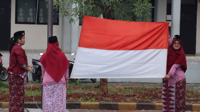 Para Guru Bertindak sebagai Pengibar Bendera Merah Putih