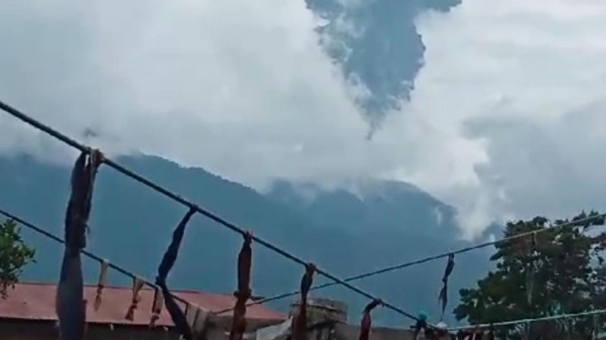 Letusan Disertai Letupan Abu Vulkanik Membubung Tinggi Lebih dari 1 KM