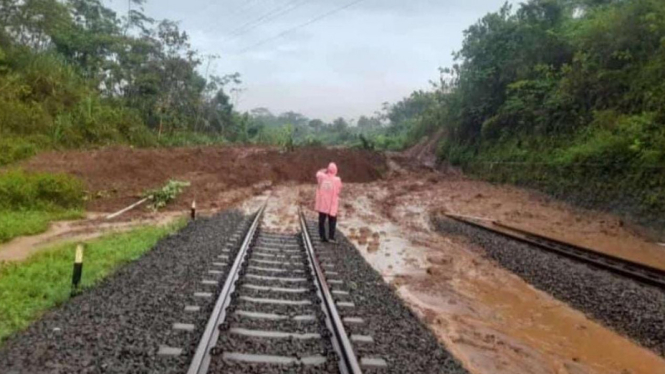 Jalur Rel Stasiun Karanggandul-Karangsari, Banyumas Terdampak Longsor