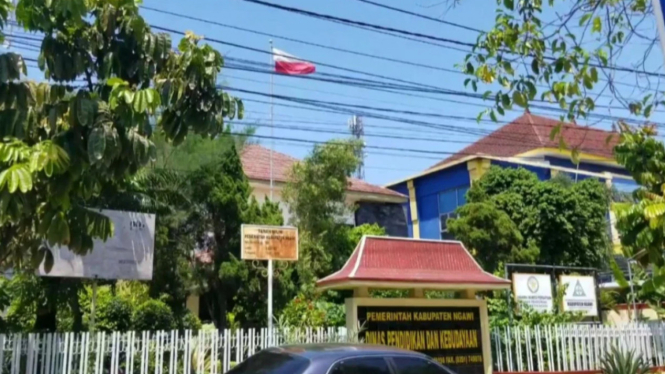 Merah Putih terbalik di Kantor Dinas Pendidikan dan Kebudayaan, Ngawi