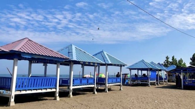 Pantai Biru yang Indah