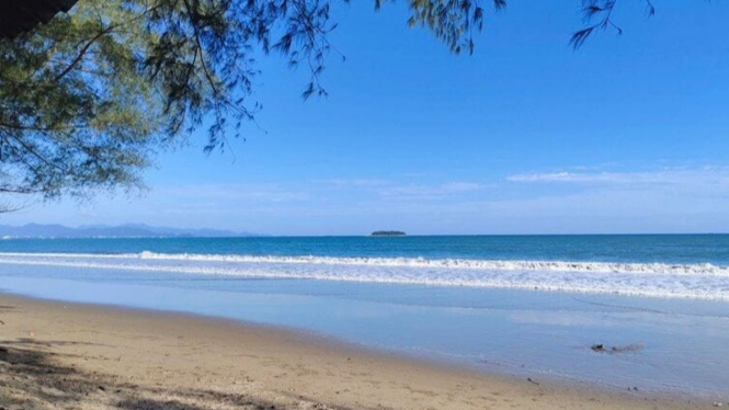 Pantai Pasir Jambak di Padang, Sumatra Barat