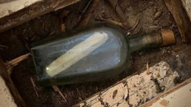 Pesan dalam Botol yang Ditemukan di Bawah Lantai