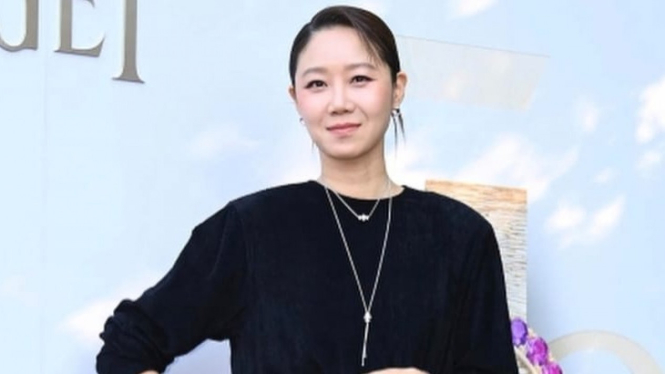 Gong Hyo Jin yang cantik dalam balutan busana hitam