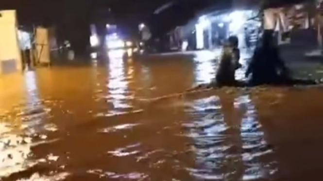 Air Banjir Menutupi Jalan Raya