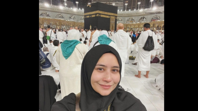 Prilly Latuconsina Tunaikan Ibadah Umrah ke Tanah Suci