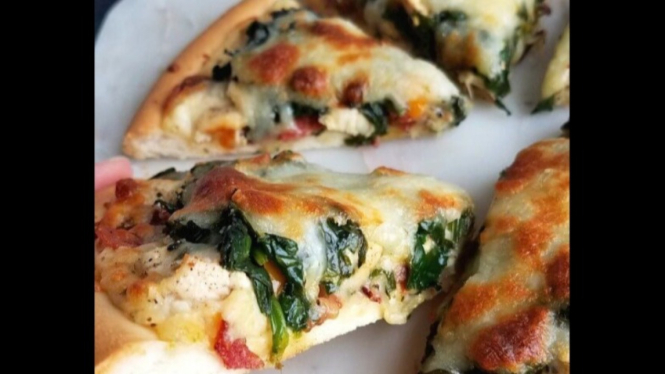 Spinach Alfredo Pizza